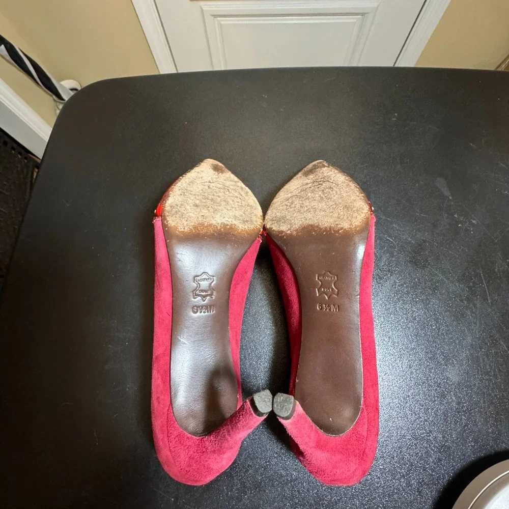 Tory Burch size 6.5 burgundy suede/ red tortoise patent with gold studs pump